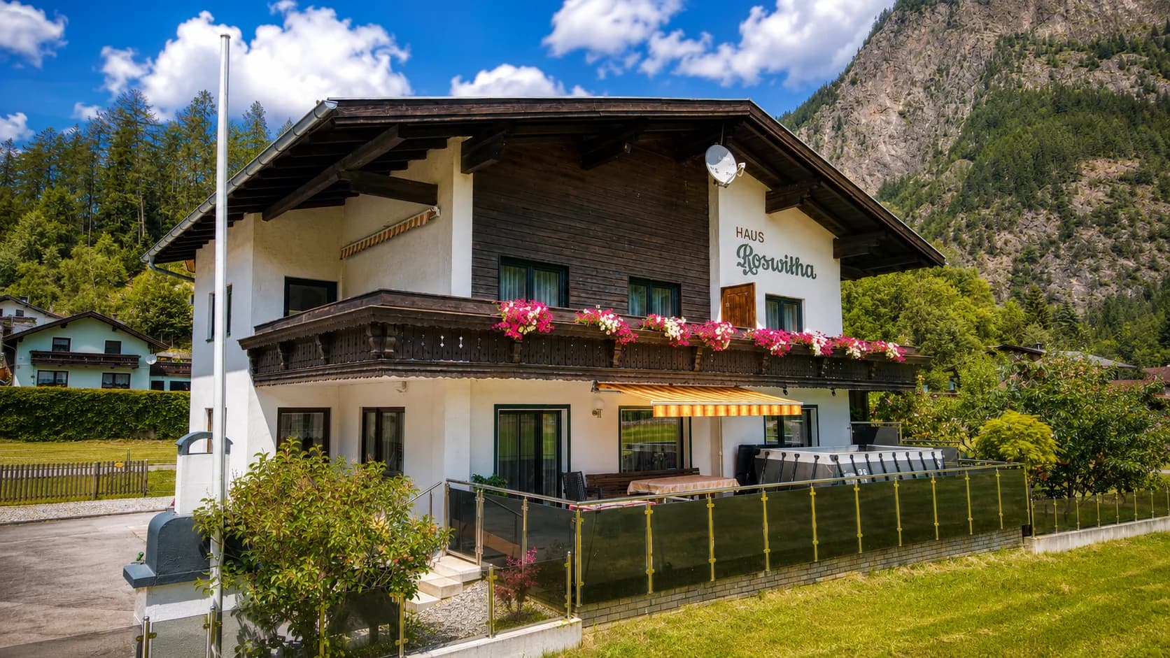 Haus Roswitha in Tumpen mit Balkon, Blumen und Bergkulisse