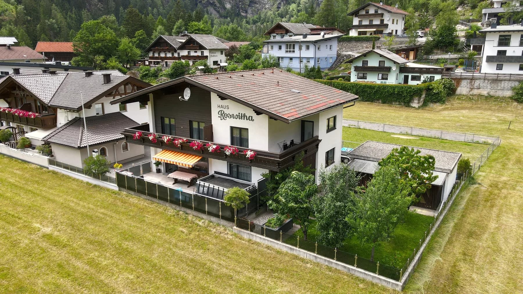 Drohnenblick auf Haus Roswitha in Tumpen