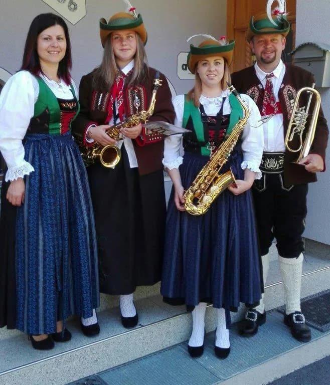 Familie Maurer in traditioneller Kleidung mit Musikinstrumenten
